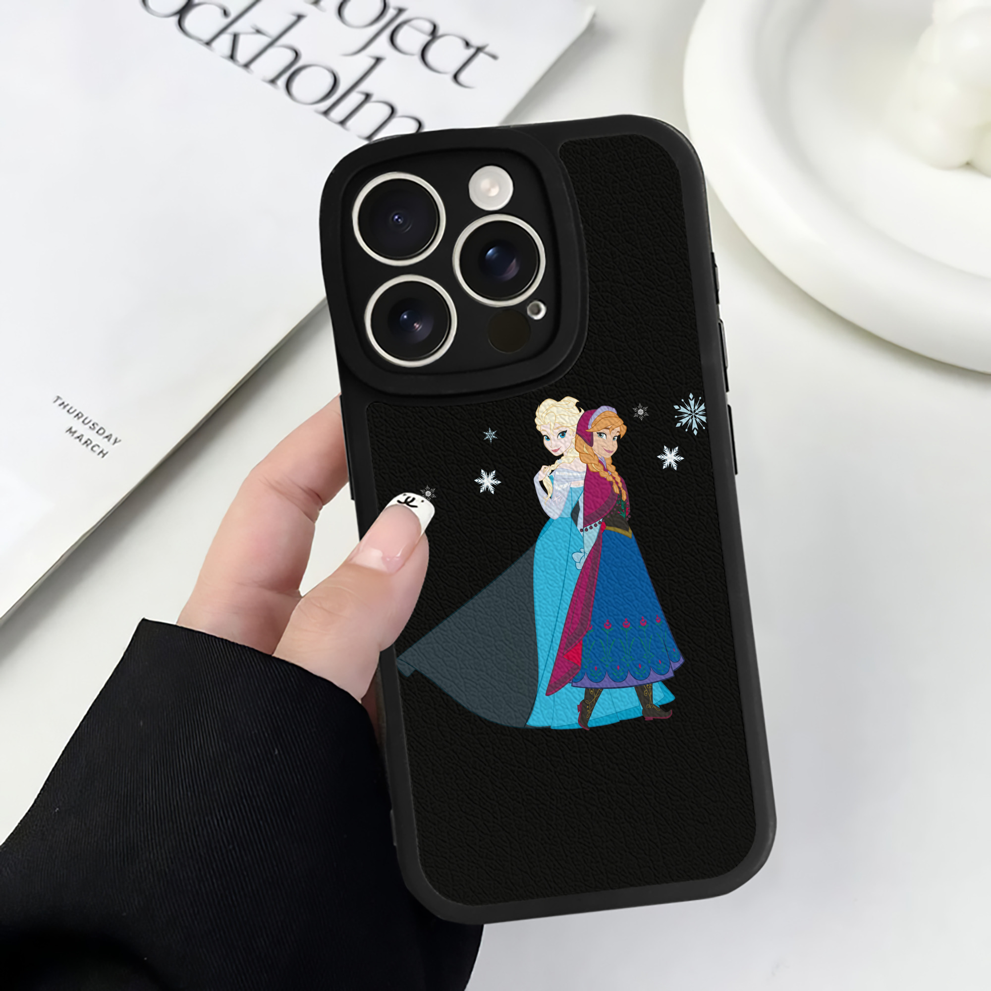 （画像用） アナと雪の女王 アンナ エルサ Frozen Anna Elsa 【iPhone 16シリーズ対応】シリコンスマホケース（レザー調） 材質：シリコン